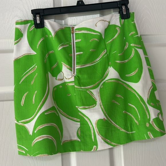 Lilly Pulitzer, mini skirt, size 6, bright green and white with gold detail. - Picture 3 of 4